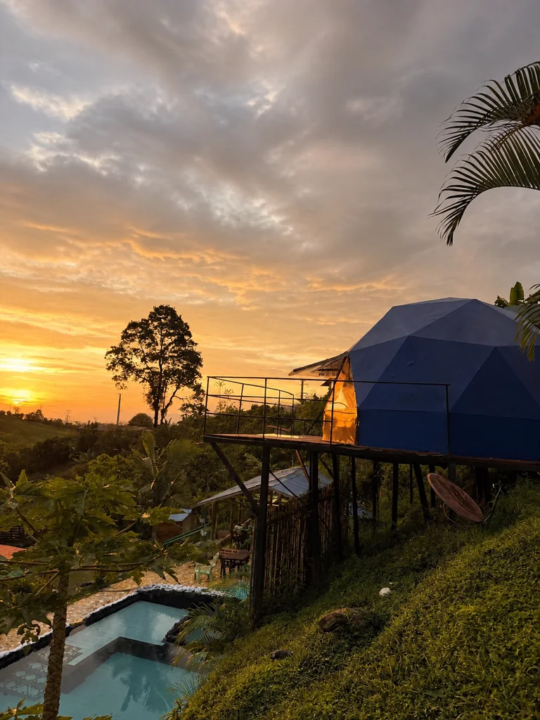 Domo azul y piscina entre las montañas al atardecer en La Cumbre de los Molinos.