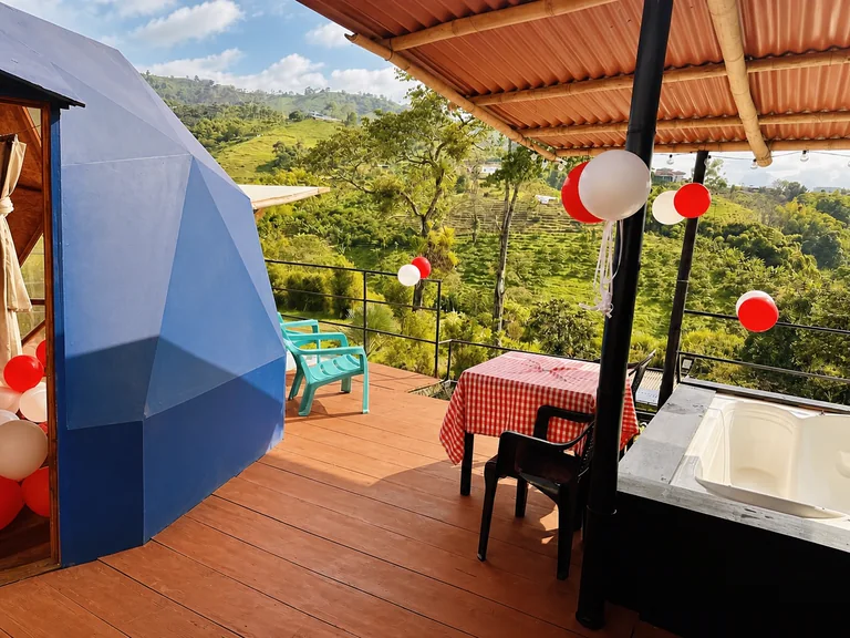 Domo azul de La Cumbre de los Molinos junto a su paisaje de montaña.