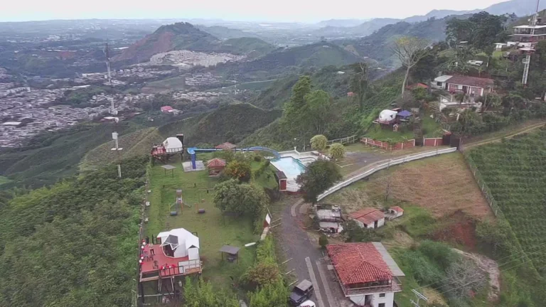 Vista aérea de La Kumbre, sus domos, la piscina y la ladera.