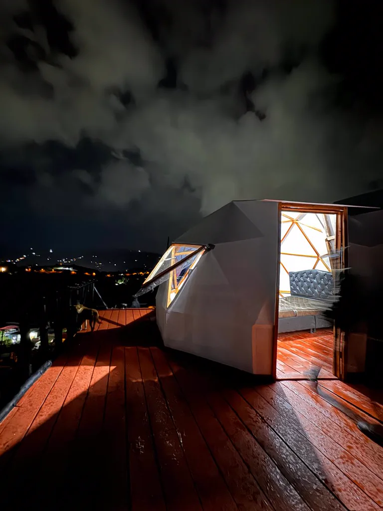 Domo iluminado de Nido de la Montaña al anochecer.