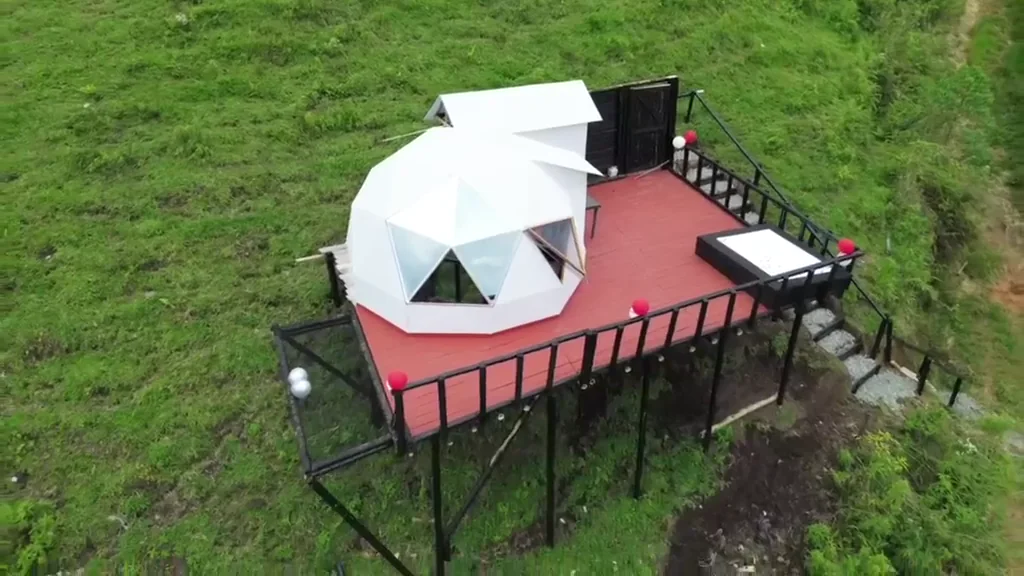 Domo de Nido de la Montaña visto desde el aire, rodeado de vegetación.